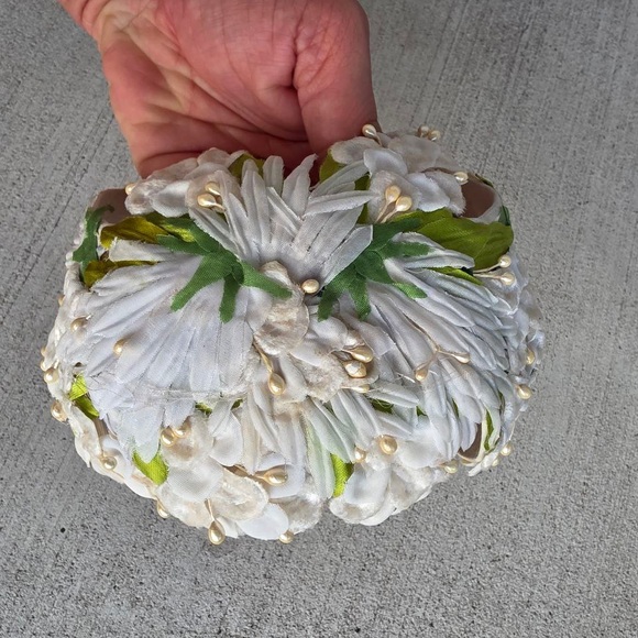 Vintage 1950s Clover Lane Floral Headband – White Flowers & Faux Pearls